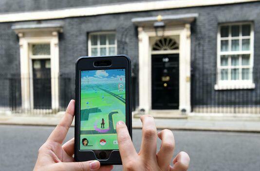 4971246_6_4963_un-joueur-de-pokemon-go-devant-le-10-downing_0895be6fbf05bdf2d0a880ec98a725b3