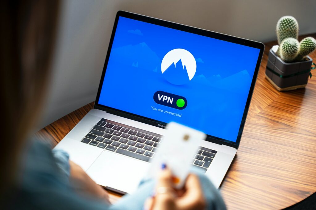 Photo d'un ordinateur (MacBook Pro) avec un VPN (NordVPN) connecté et sécurisé