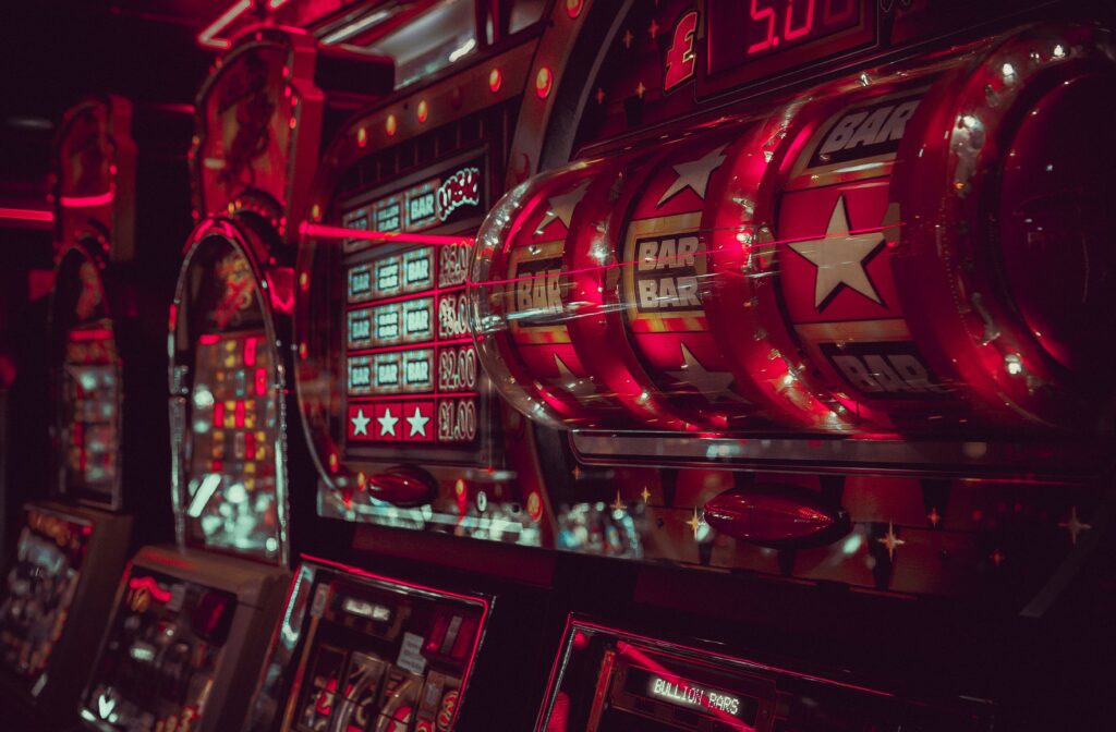 Photo de machines à sous dans un casino