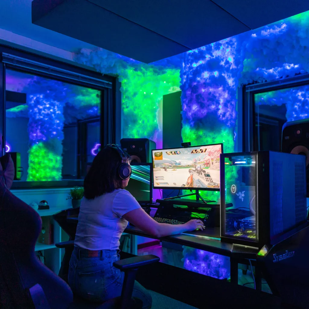 Photo d'un bureau de gaming avec un ordinateur et un éclairage connecté