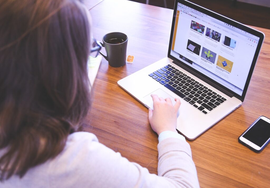 Femme qui utilise un ordinateur pour Google My Business